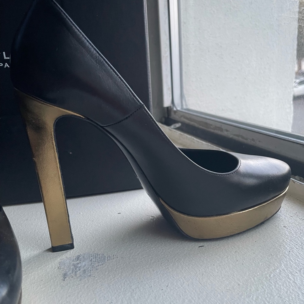 Saint Laurent Black and Gold Ziggy 105 Leather Pumps - Picture 2 of 16